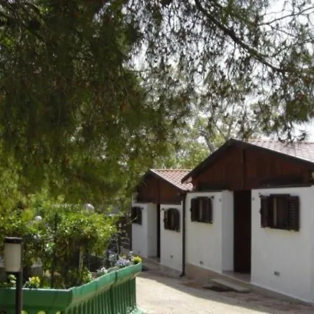 Holiday Residence 게스트하우스 4*